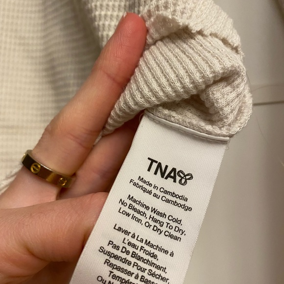 Aritzia Henley top. Last day to buy - Picture 5 of 5